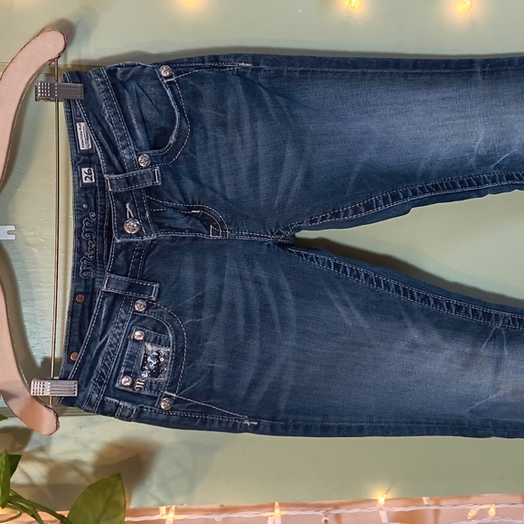 Women's Miss Me Sparkle Embellished Back Pocket Yolk Bootcut Jean 26 × 30 - Picture 2 of 15